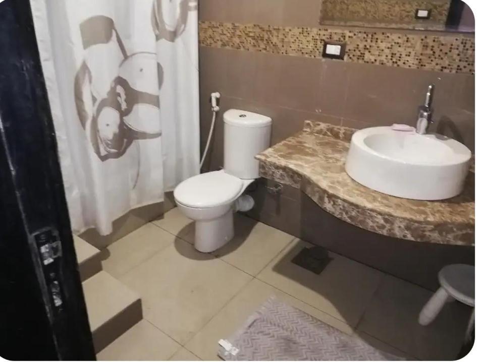 شقه مودرن مريحه مكيفه بها جميع الكماليات Apartment